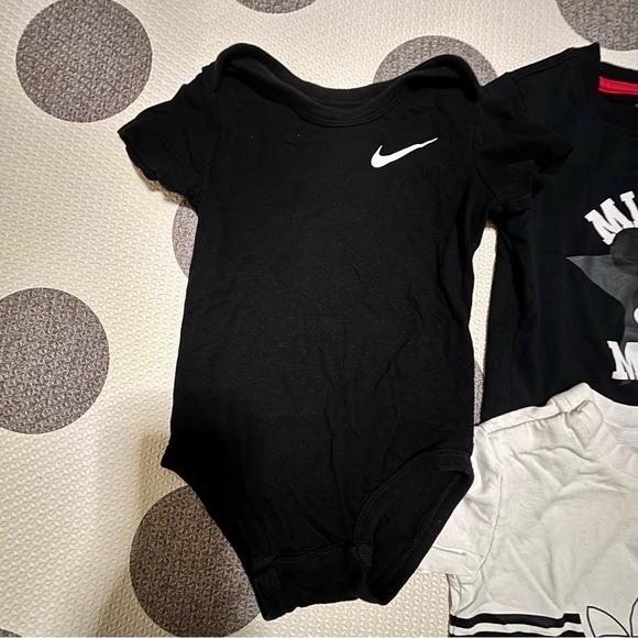Lot Of 6 Pre-owned 12-18Months Baby Bodysuits, T-shirts, Nike/Adidas/Gap/Disney - Picture 6 of 13